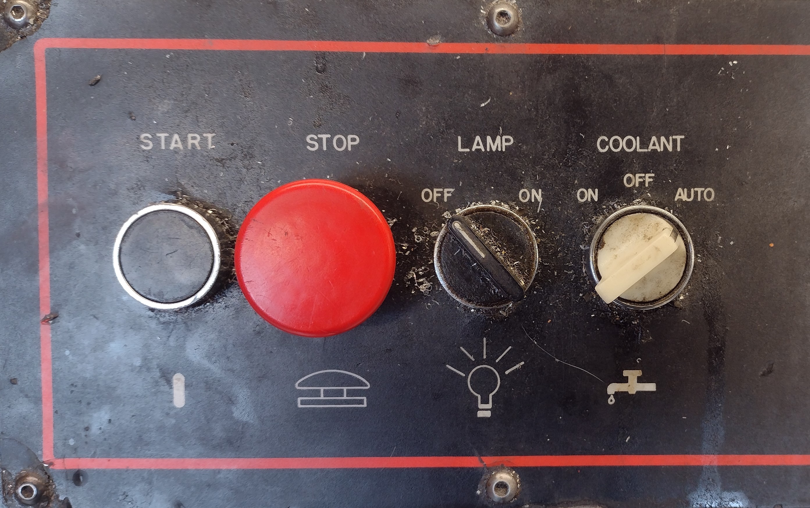 buttons on the bandsaw: start, stop; switches for the lamp and coolant